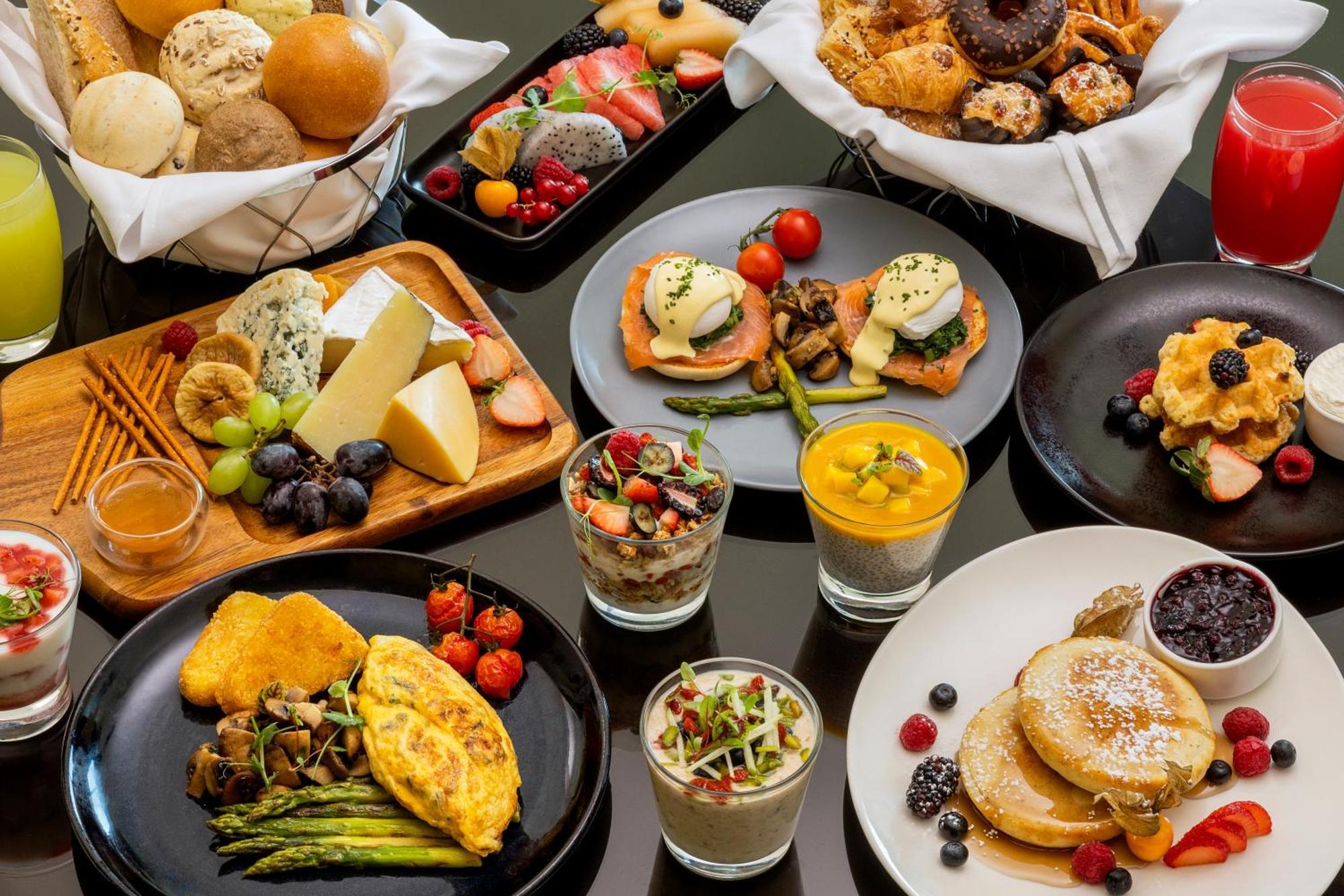 Marriott Executive Apartments Al Jaddaf, Dubai Dış mekan fotoğraf A selection of breakfast items