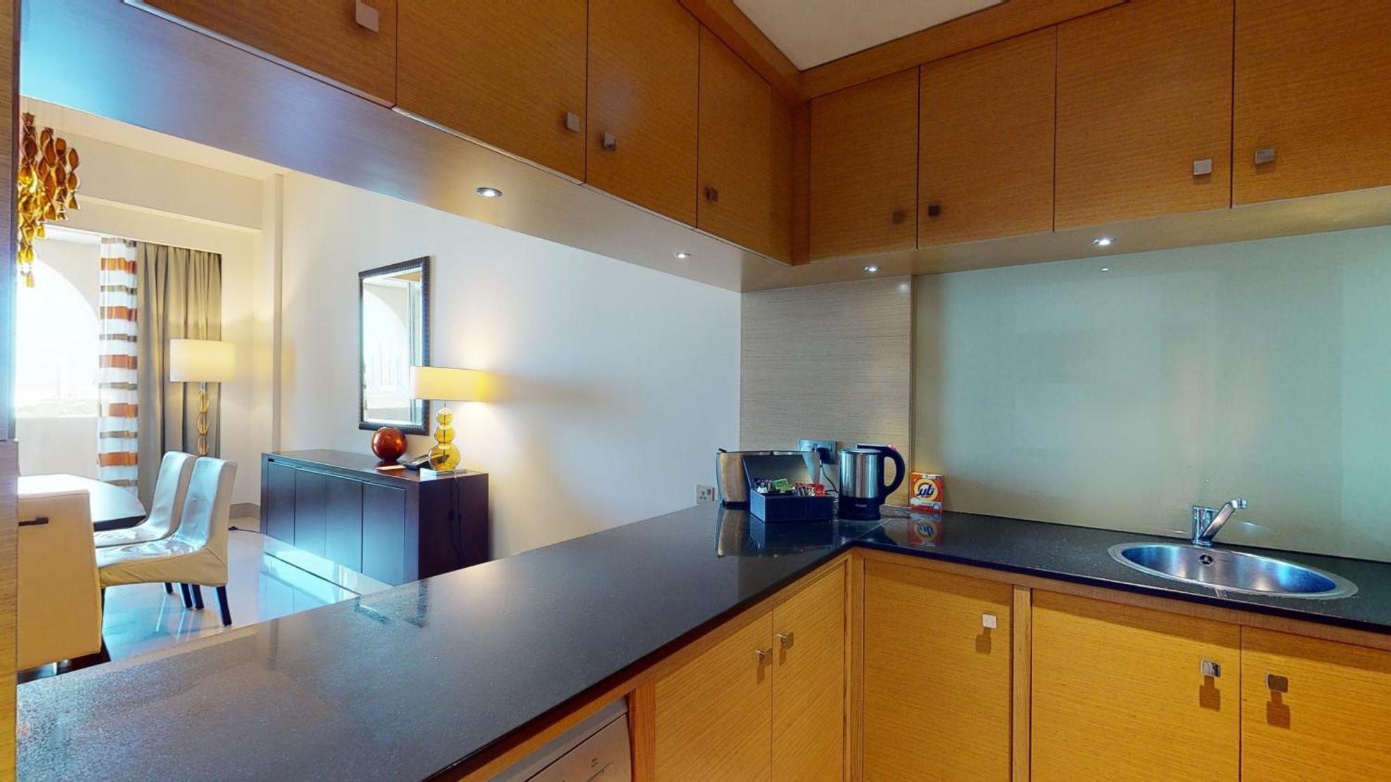Marriott Executive Apartments Al Jaddaf, Dubai Oda fotoğraf A typical kitchen in a serviced apartment